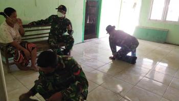 Pengenatan Keramik, Anggota Satgas TMMD Bojonegoro Berbincang Dengan Penerima Aladin